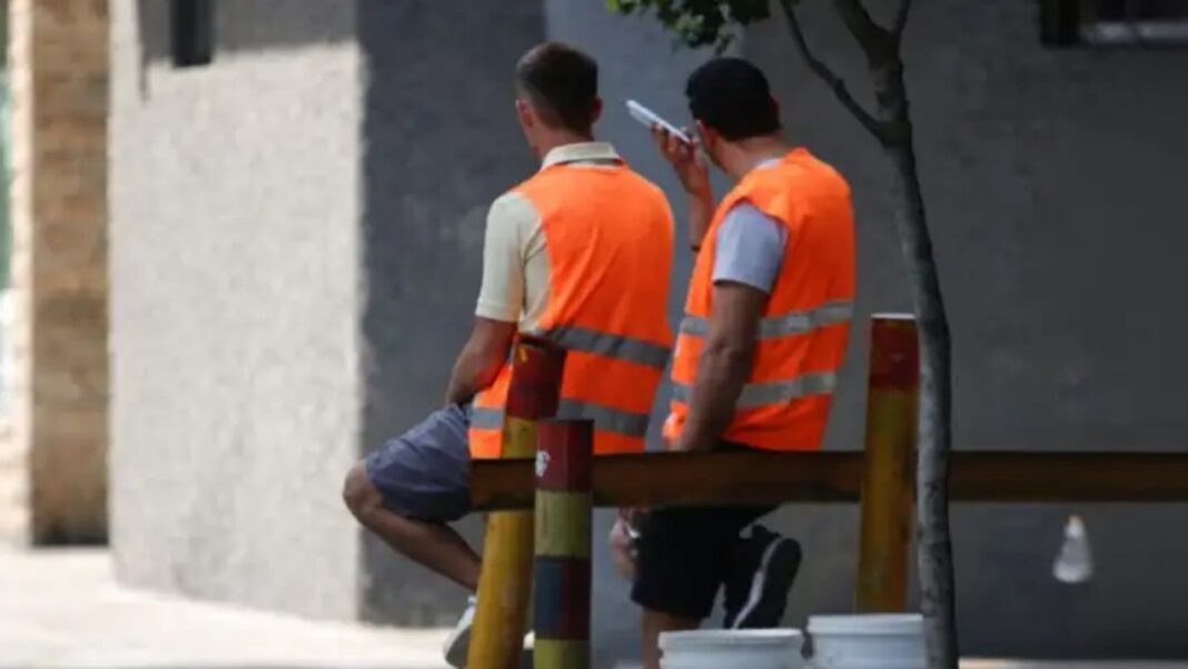 Coche estacionado en la calle con un cartel de estacionamiento controlado en Córdoba