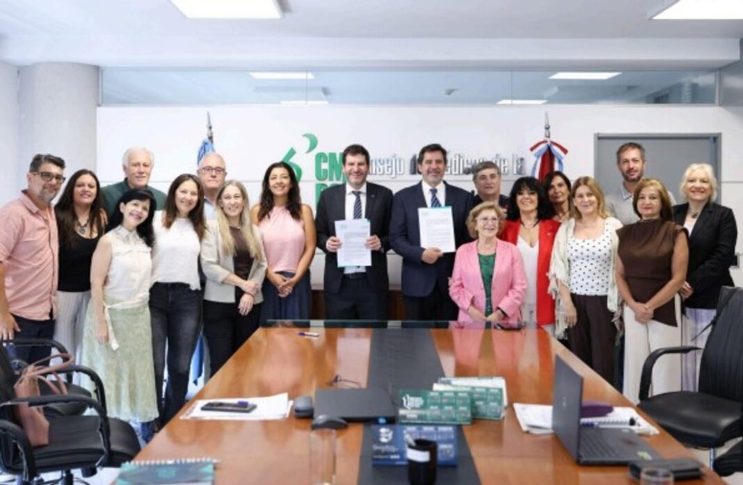 Representación gráfica de profesionales de la salud y abogados analizando documentos sobre discapacidad en Córdoba.