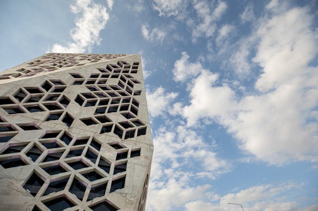 Ilustración de un operativo de seguridad frente a una escuela en la provincia de Córdoba
