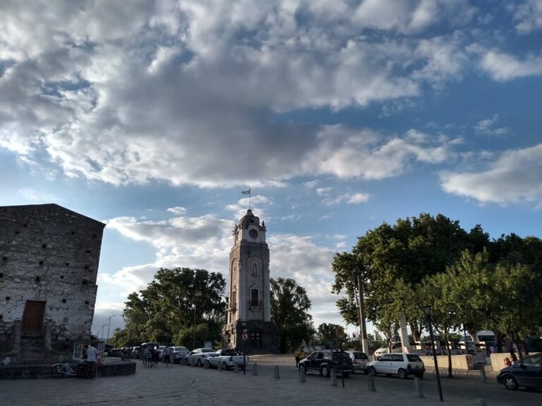 Paisaje otoñal de Córdoba con cielo nublado y árboles