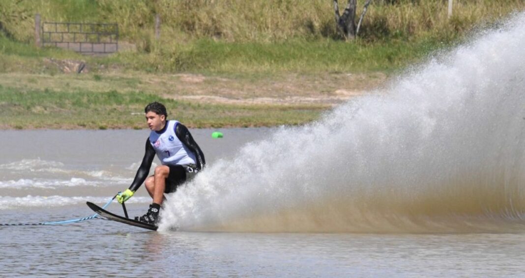 Deportistas compitiendo en el Mundial Sub-17 de Esquí Náutico en el Lago Ahumada, Córdoba.