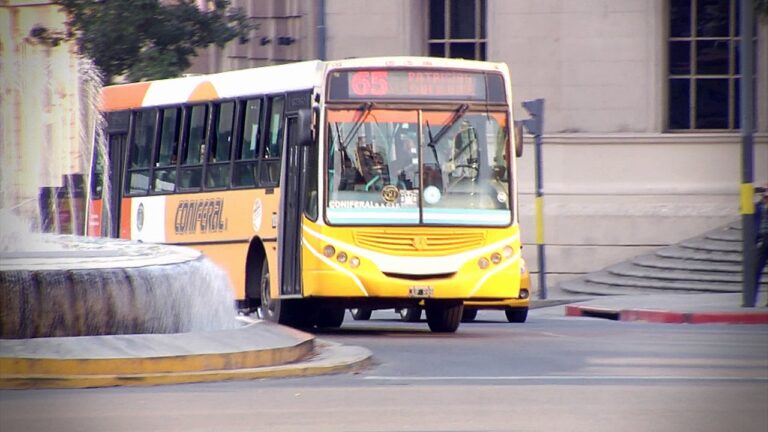 Colectivo de la empresa Coniferal circulando por una calle de la ciudad de Córdoba.
