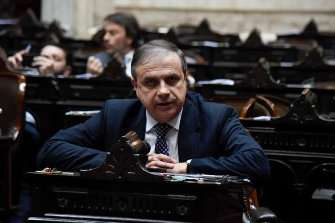 Gráfico representativo de un crédito hipotecario y el edificio del Banco Nación