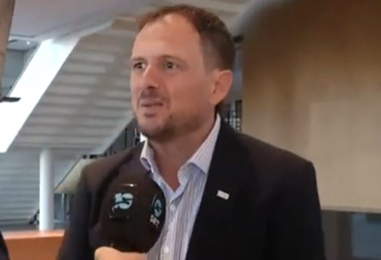 Concejal José María Romero Vázquez hablando sobre el proyecto de regularización de cuidacoches en Córdoba