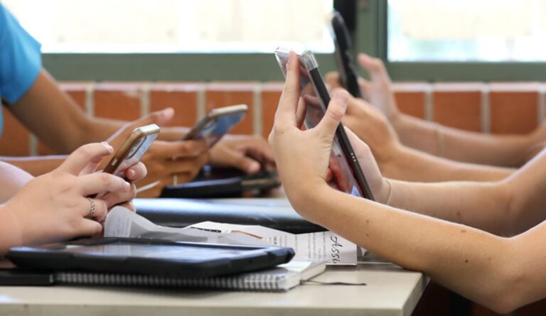 Concejo Deliberante de la ciudad de Córdoba debatiendo sobre prohibición de celulares en escuelas