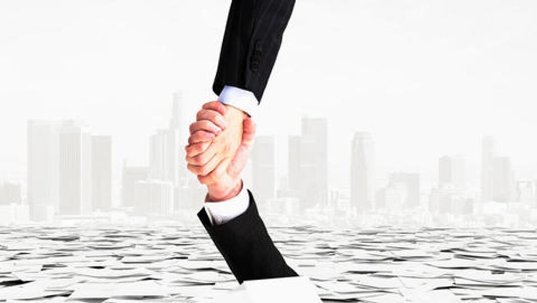 Oficina administrativa con expedientes y documentos