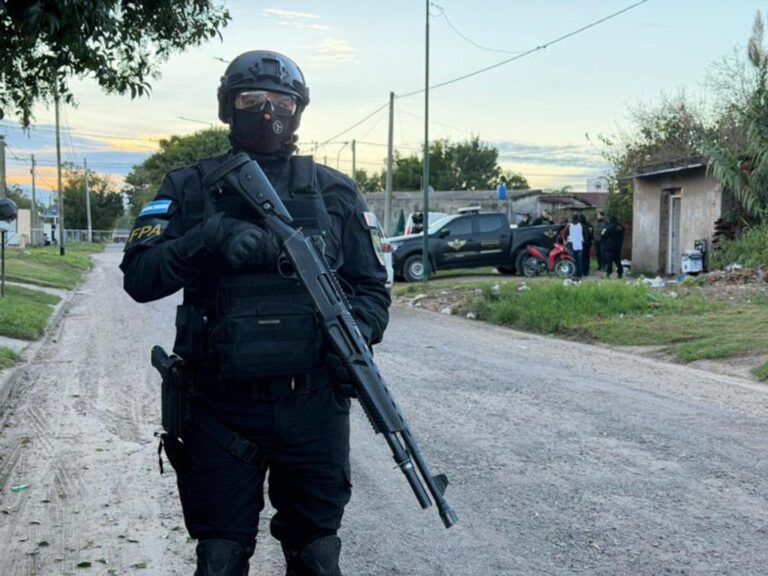 Efectivos de la FPA durante allanamiento en el noreste de Córdoba