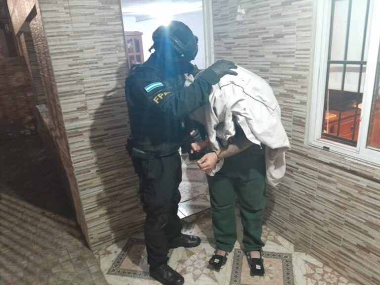 Operativo policial de la Fuerza Antinarcotráfico en un barrio de la ciudad de Córdoba