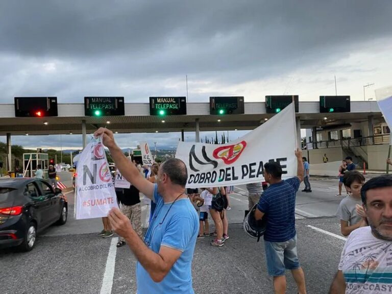 Manifestación vecinal durante inauguración de obra vial en Valle Escondido, Córdoba.