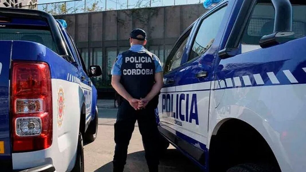 Vehículo policial y camioneta impactados en intersección de Nicolás Avellaneda y 9 de Julio, Córdoba