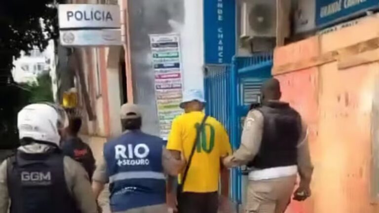 Ilustración de una comisaría o supermercado, representando el caso de detención por injuria racial en Brasil.