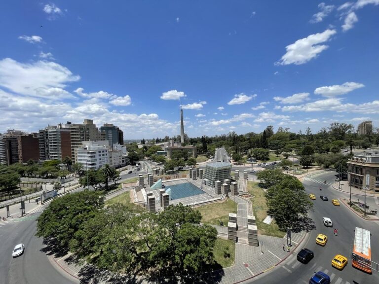 Operativo policial en edificio de Nueva Córdoba, Córdoba, tras denuncia de disparos a peatones.