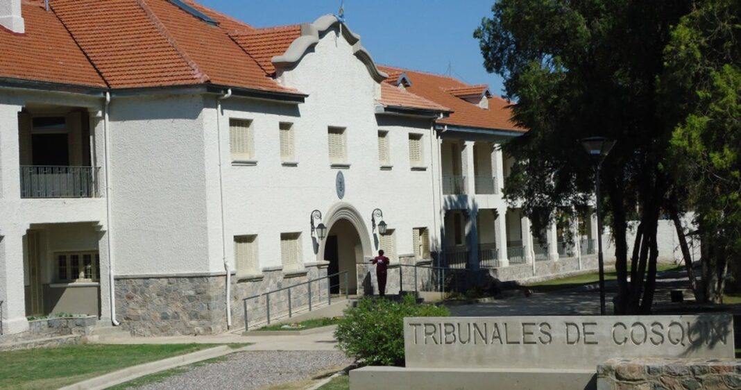 Ilustración genérica de balanza de la justicia, representando un caso judicial en Córdoba.