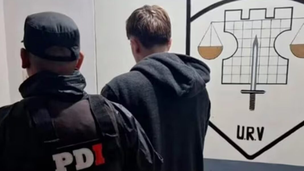 Ilustración genérica de una fachada escolar con elementos de investigación policial.