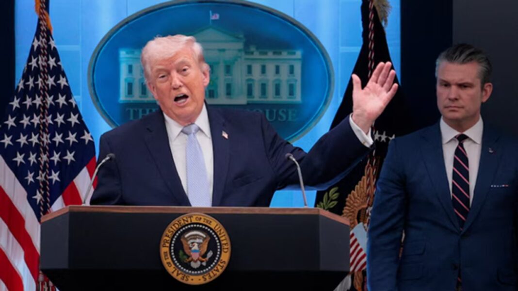 Donald Trump durante una conferencia de prensa hablando sobre Irán.