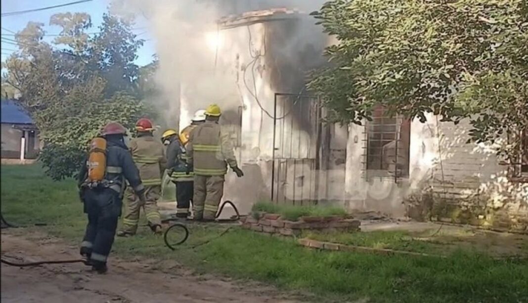 Vivienda incendiada en Villa Huidobro con presencia de bomberos y personal policial