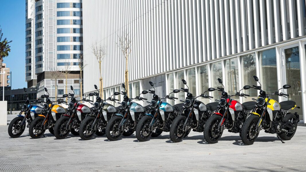 Motocicleta Ducati en exhibición, representando la marca y sus ajustes de precio en el mercado argentino.