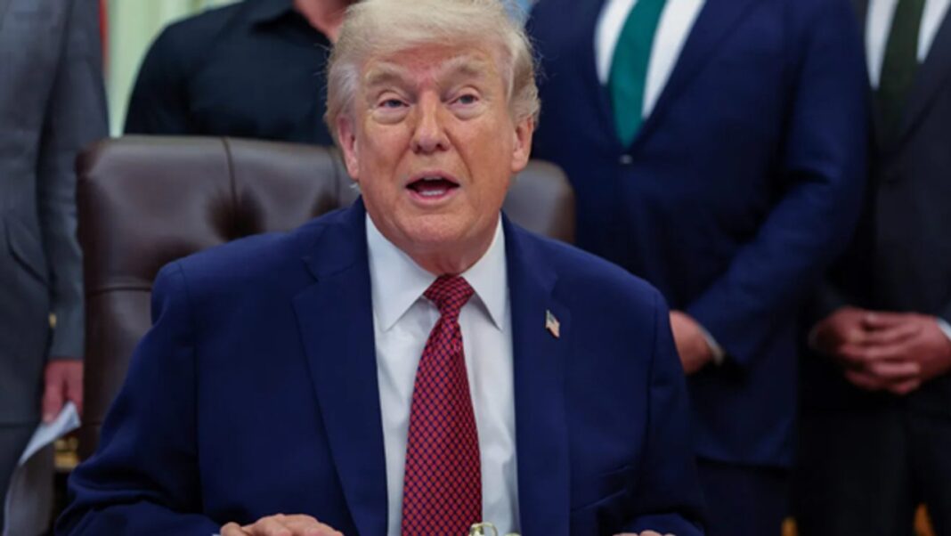 Donald Trump anuncia extensión del alto el fuego con Irán en conferencia de prensa.