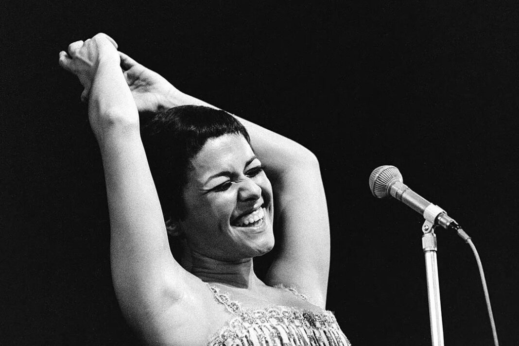 Fotografía de la cantante Elis Regina en el especial de TV Bandeirantes de 1976