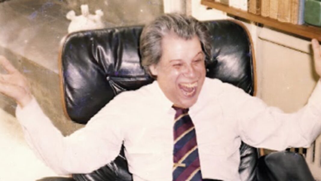 Enrique Mono Villegas al piano en una presentación