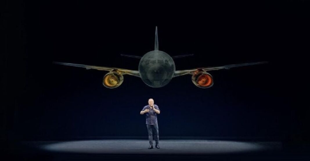 Enrique Piñeyro en el escenario durante su espectáculo 