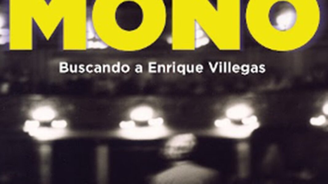 Enrique en su casa, rodeado de libros y partituras