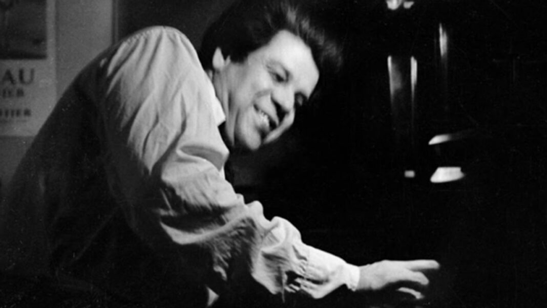 Retrato de Enrique Villegas, el Mono, pianista de jazz argentino