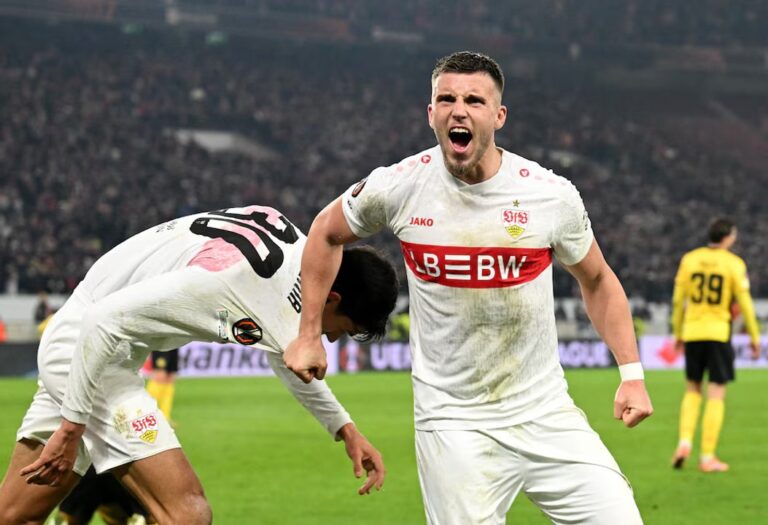 Ermedin Demirović, delantero del Stuttgart, celebra con aficionados.