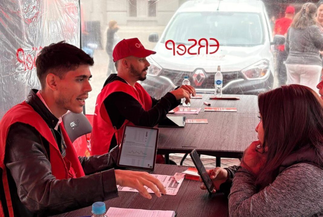 Personal del ERSeP brindando asistencia en un punto de atención al público en Córdoba