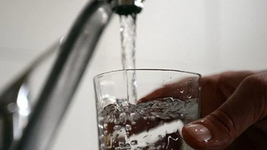 Logo de Aguas Cordobesas y edificio del ERSEP en la provincia de Córdoba