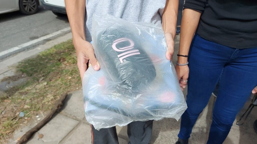 Alumnos ingresando a un colegio en Córdoba con mochilas transparentes