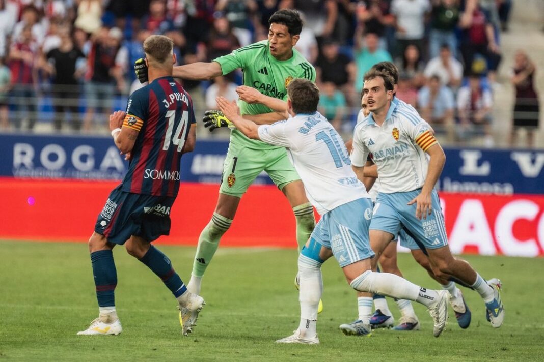 Esteban Andrada expulsado del campo tras agredir a Jorge Pulido