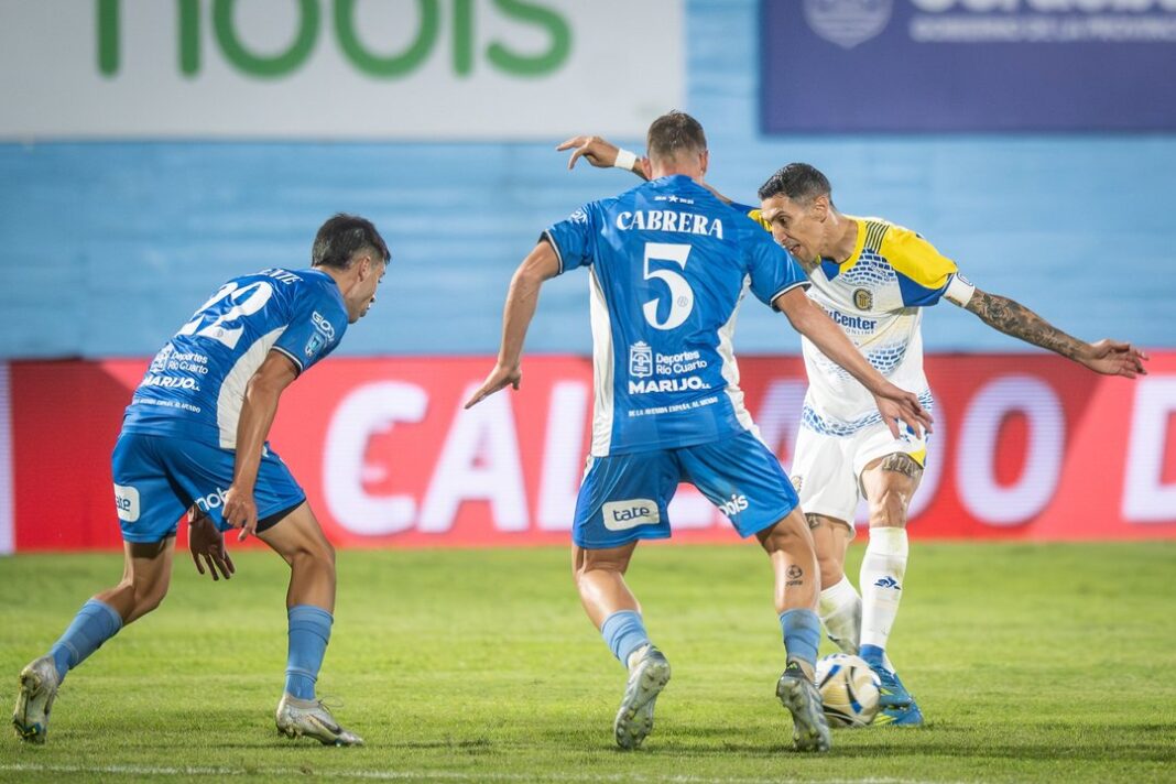 Jugadores de Estudiantes de Río Cuarto durante el partido ante Rosario Central en el estadio Antonio Candini