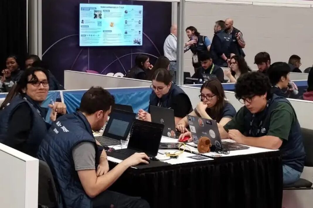 Estudiantes del equipo Carpinchos de la UNC frente a una supercomputadora