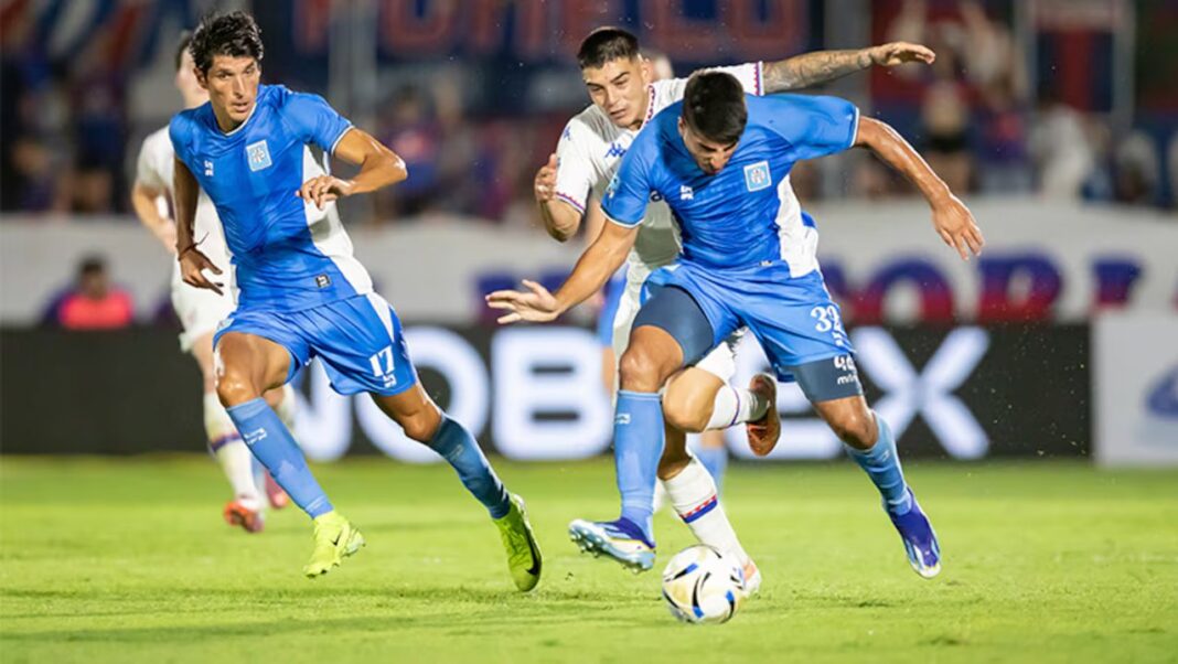 Estadio Imperio del Sur de Río Cuarto durante un partido de Estudiantes