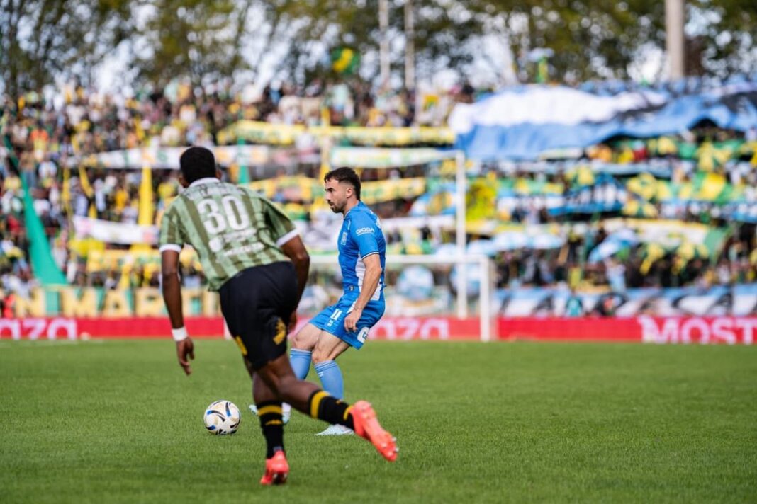 Jugadores de Estudiantes de Río Cuarto y Aldosivi durante el partido en el Estadio Minella de Mar del Plata.