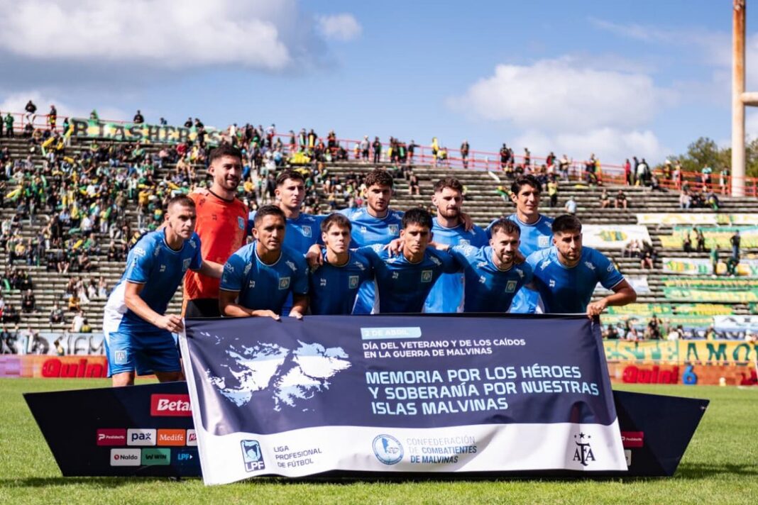 Jugadores de Estudiantes de Río Cuarto y Aldosivi durante el partido en el Estadio José María Minella de Mar del Plata.