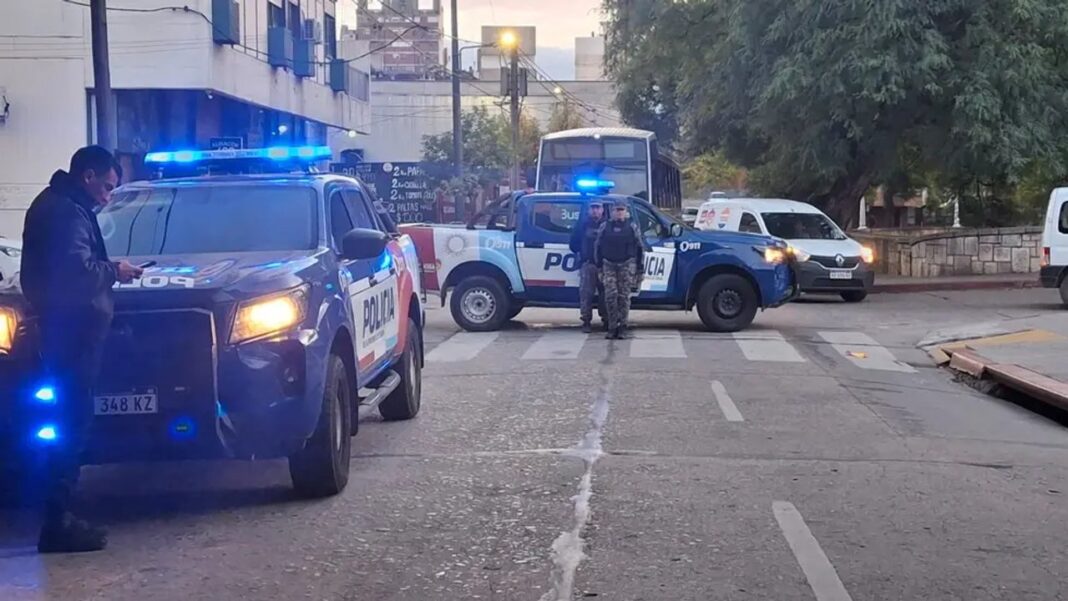 Bomberos trabajando en el edificio de La Cañada tras el incendio