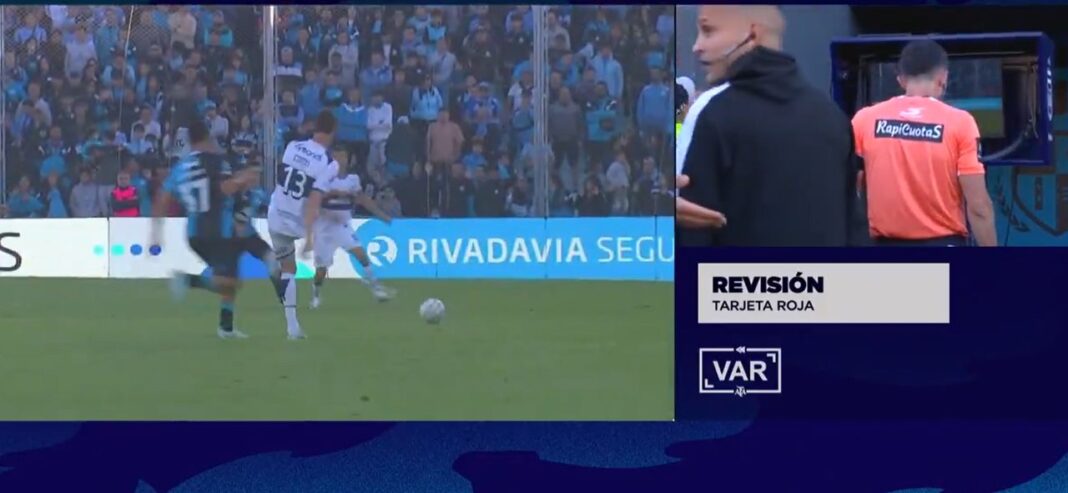 Federico Ricca es expulsado por el árbitro Nazareno Arasa tras revisión del VAR en el partido Belgrano vs Gimnasia en Alberdi