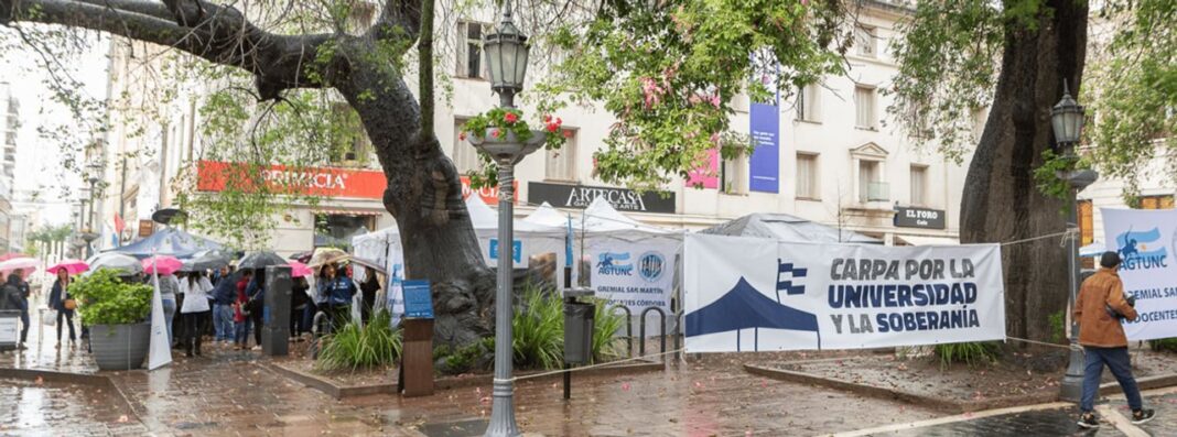 Carpa por la Universidad y la Soberanía instalada en la esquina de Obispo Trejo y Caseros, Córdoba.