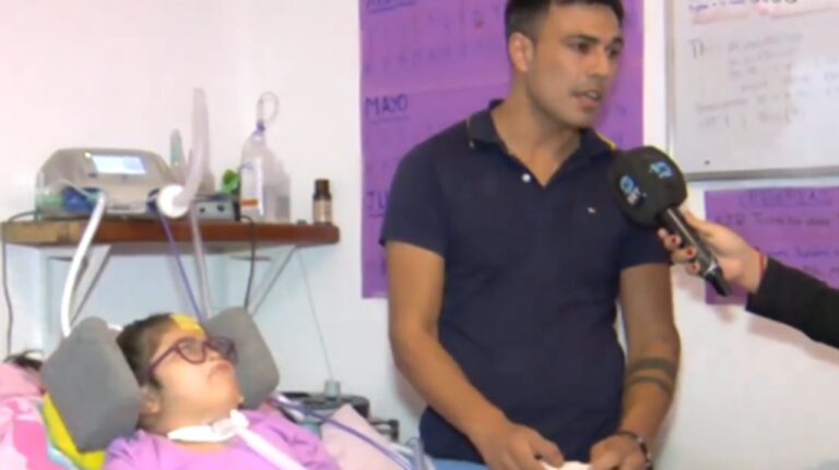 Familia cordobesa con su hija Morena, de 9 años, quien requiere tratamiento médico electrodependiente.