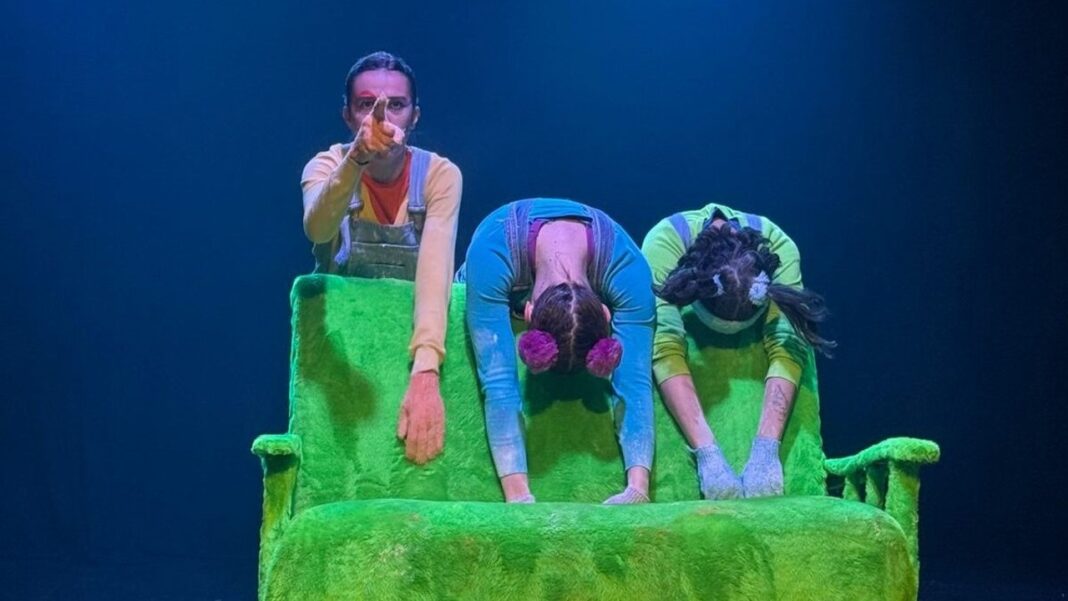 Público asistiendo a una función de teatro en el subsuelo del MMAU durante el Festi Menos Dos en Córdoba.