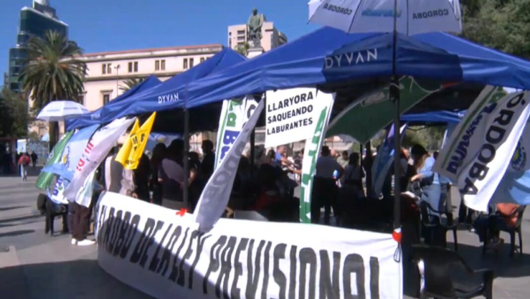 Acampe de gremios estatales en Plaza Vélez Sarsfield, Córdoba