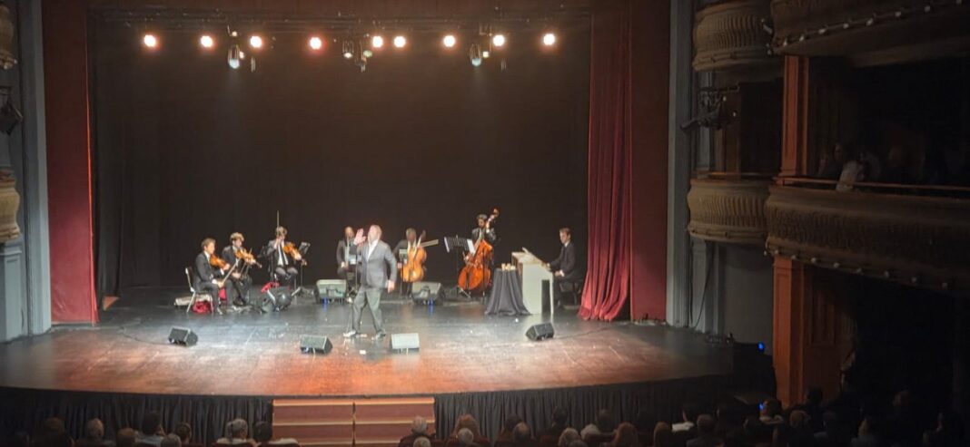 Fernando 'Flaco' Pailos en el escenario del Teatro Real de Córdoba junto a la Camerata Córdoba.