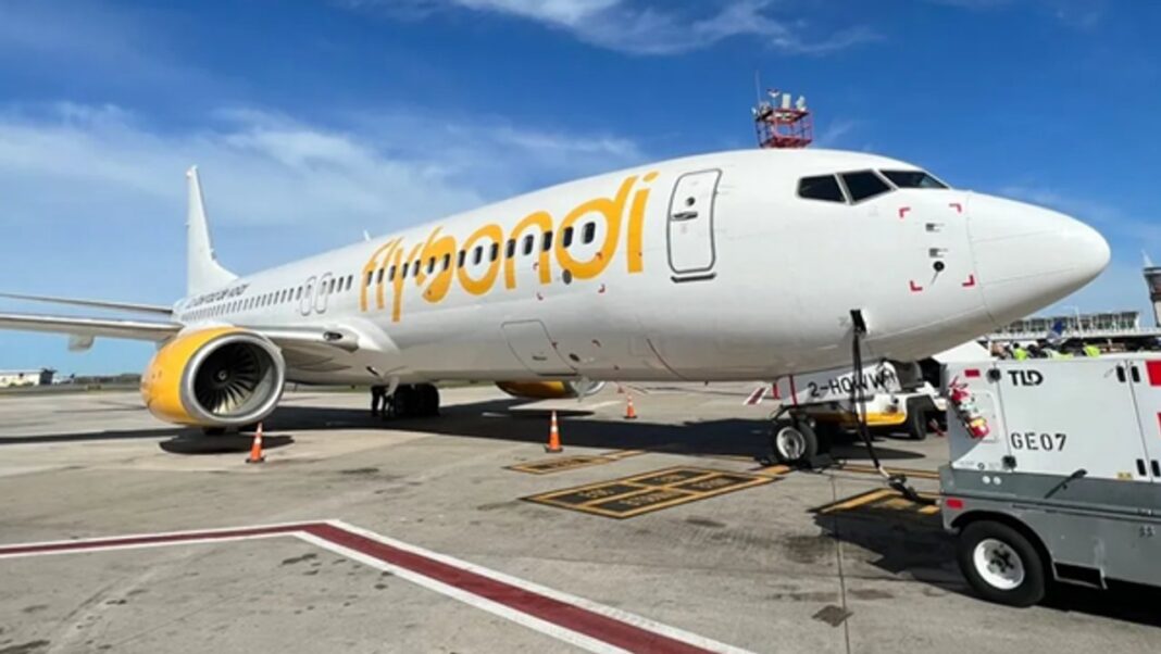 Avión de la aerolínea Flybondi en la pista de un aeropuerto
