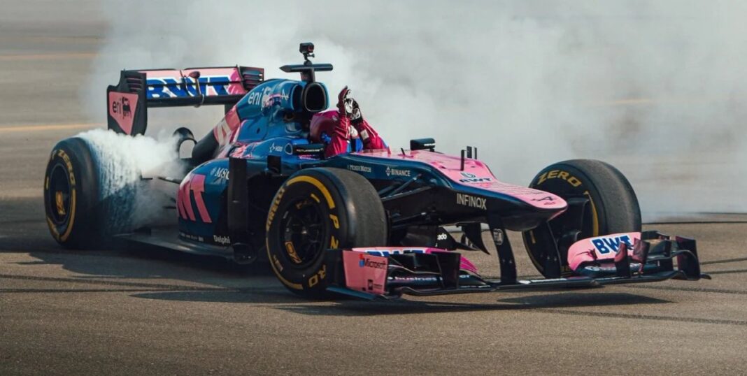 Franco Colapinto conduciendo un auto de Fórmula 1 durante exhibición en Palermo, Buenos Aires