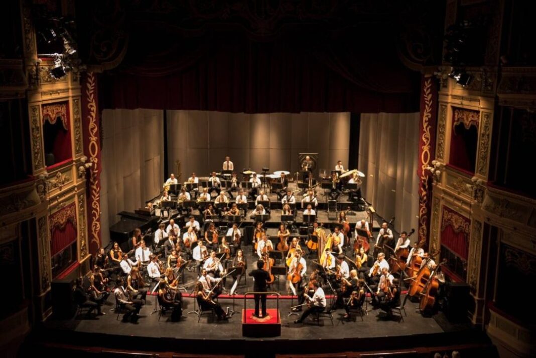 Orquesta Sinfónica de Córdoba en el escenario del Teatro Libertador durante el concierto inaugural.