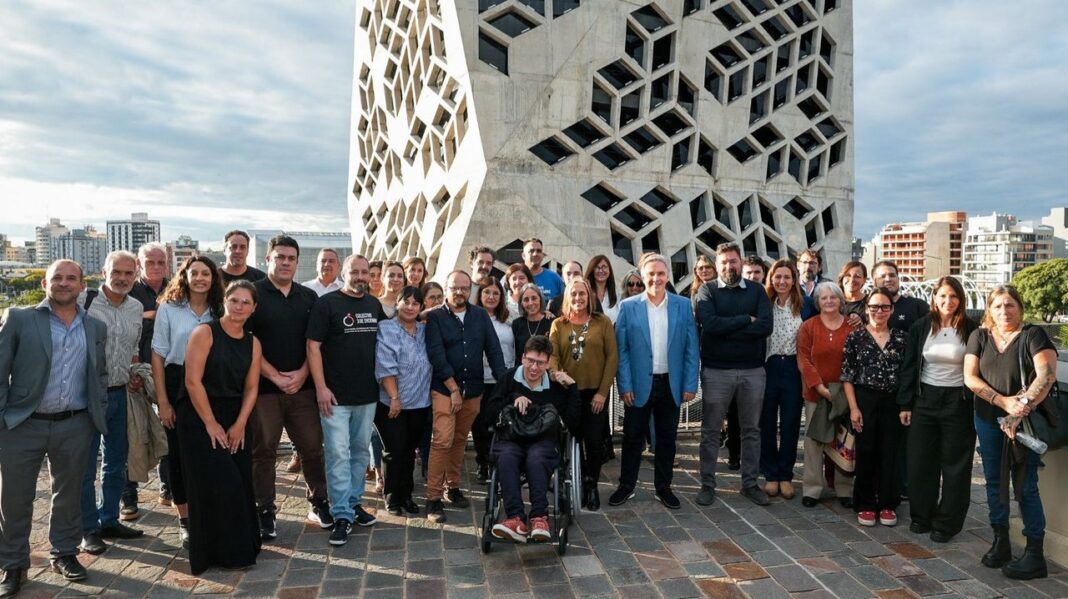 Gobernador Martín Llaryora y secretaria Liliana Montero en reunión con representantes del sector de la discapacidad.