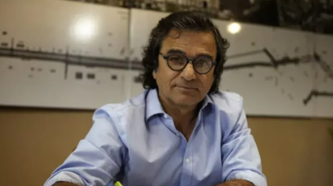 Funcionario público en escritorio con documentos