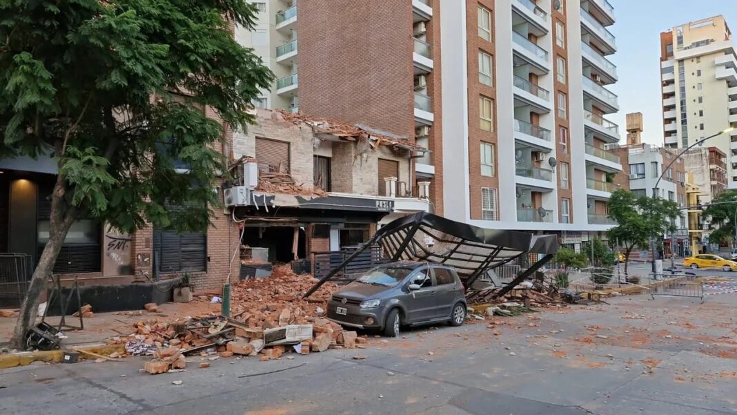 Fachada del edificio en boulevard San Juan, Córdoba, donde ocurrió el derrumbe.